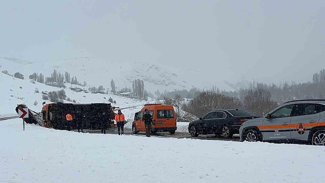 Sivas'ta yoğun kar yağışı: işyeri çatısı ve otopark sundurması çöktü, kar temizleme aracı devrildi