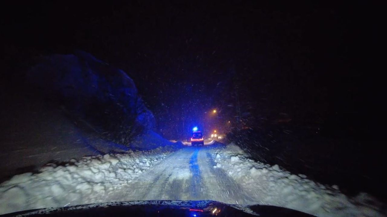 Sivas'ta yolu kapanan Savcun köyünde rahatsızlanan kadına ekipler ulaşarak müdahale etti