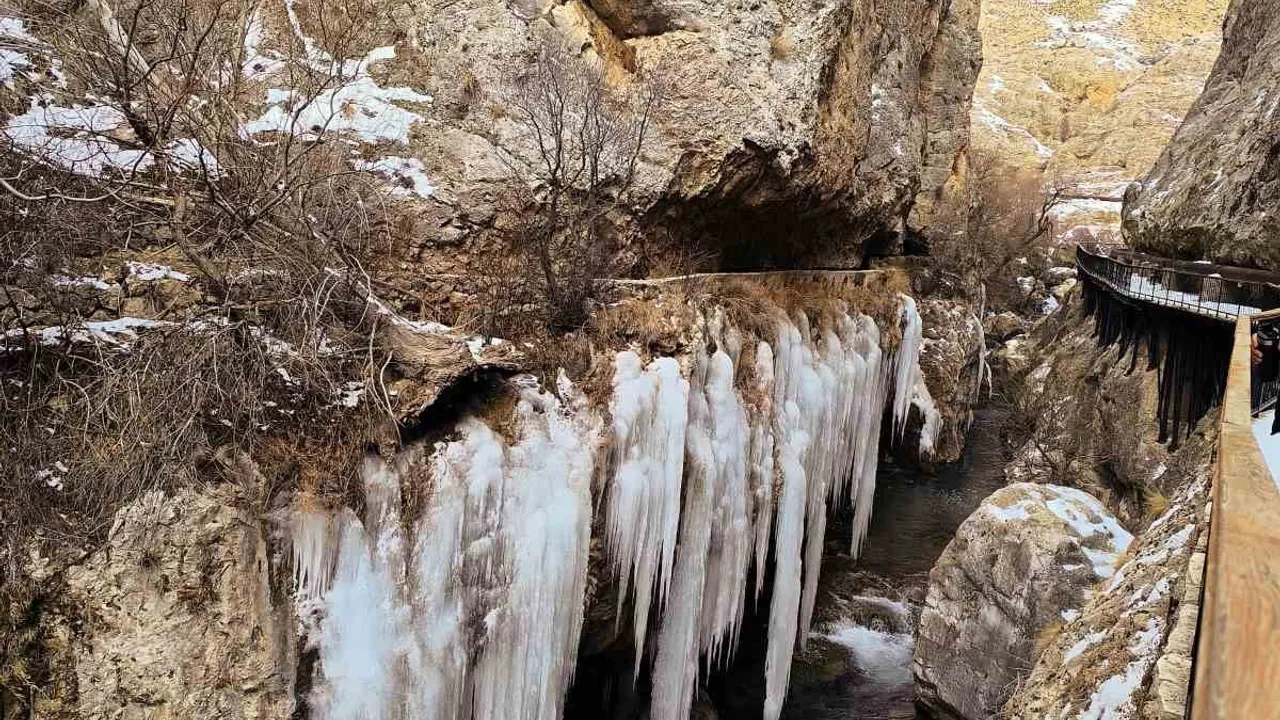 Sivas’te Şuğul Kanyonu’nda yer yer 5 metreyi aşan buz sarkıtları oluştu