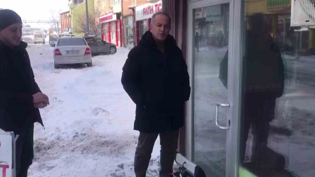 Sivas Ulaş'ta -25°C: Donan dükkan kilidini ısıtıcı ve sıcak suyla açtılar