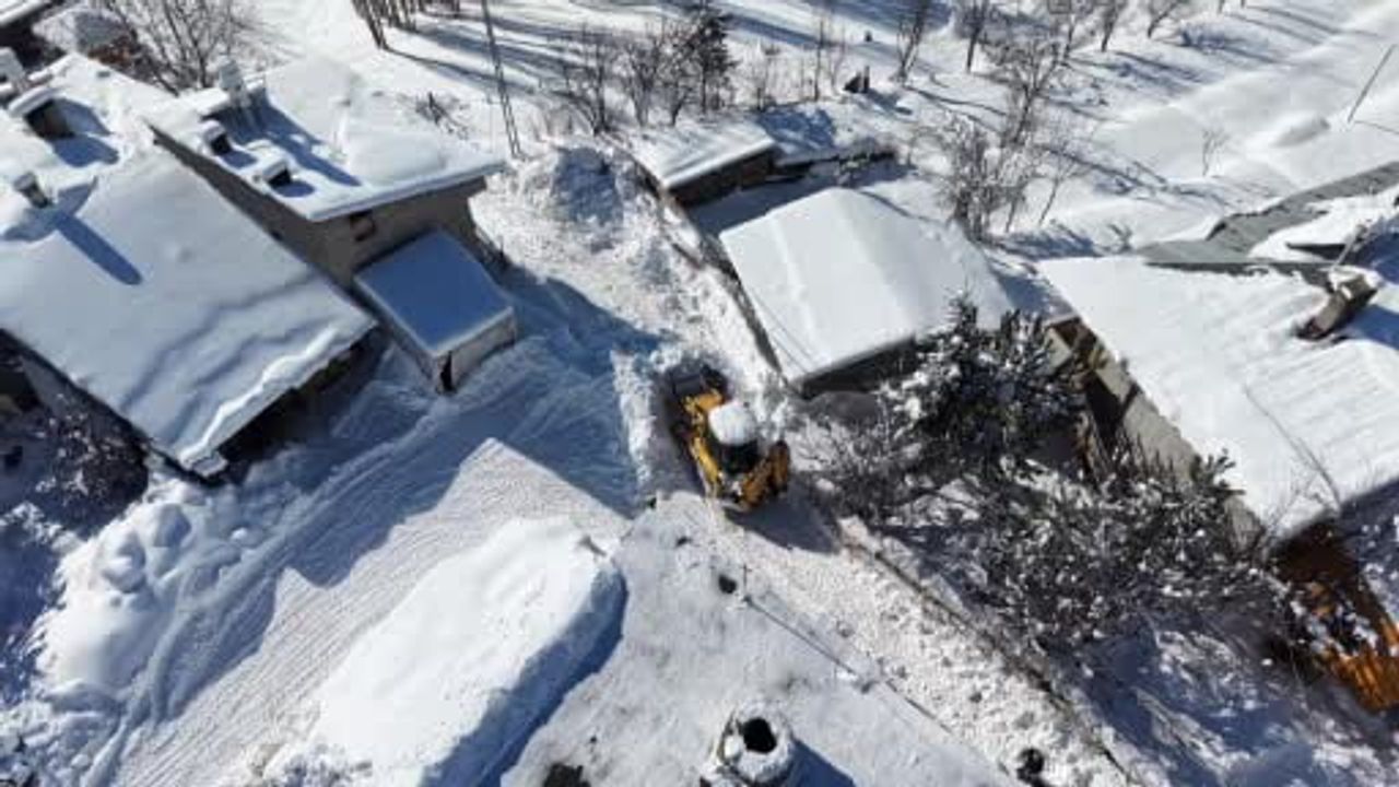Sivas Yeniköy muhtarı kepçeyle kapanan köy yollarını açtı
