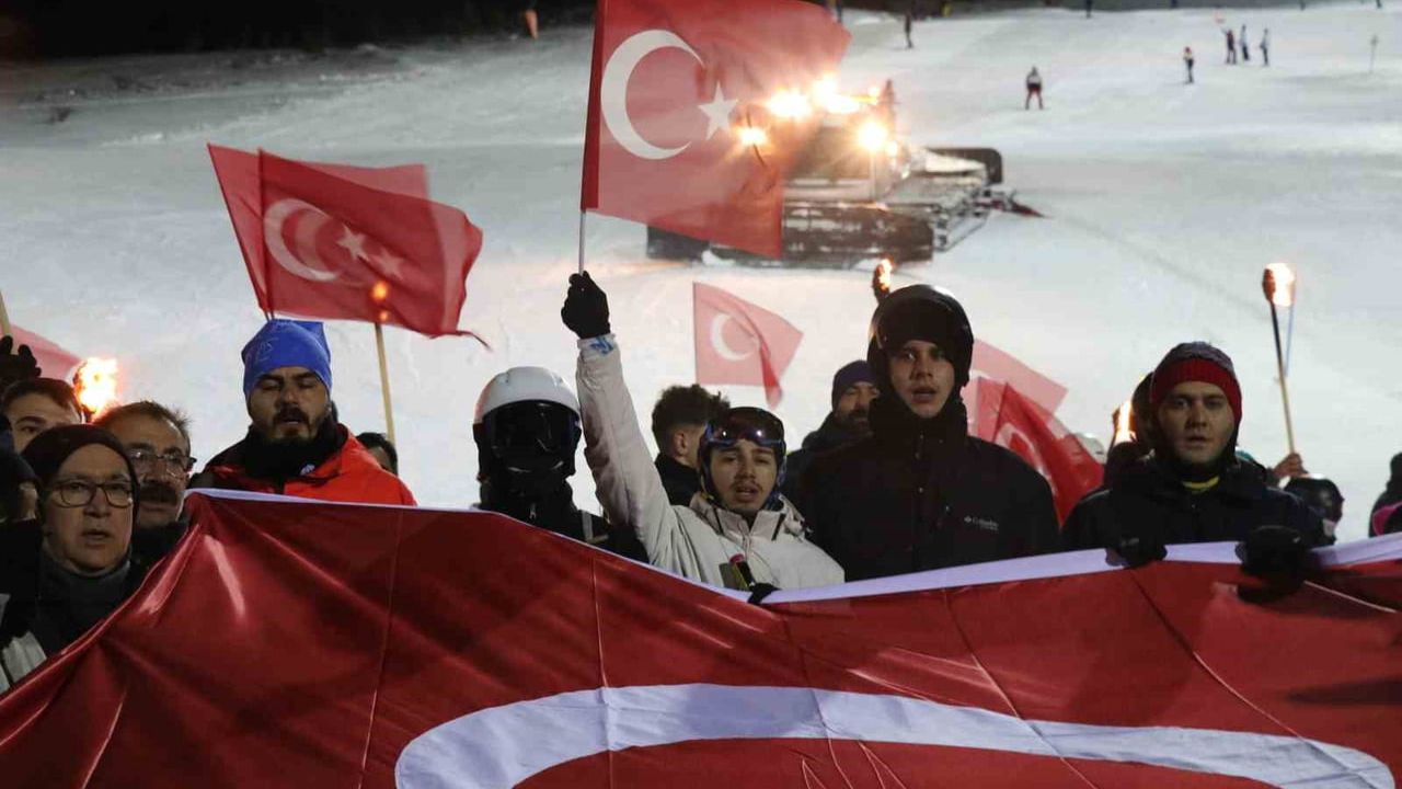 Sivas Yıldız Dağı'nda kayak sezonu halay ve gece kayağıyla açıldı