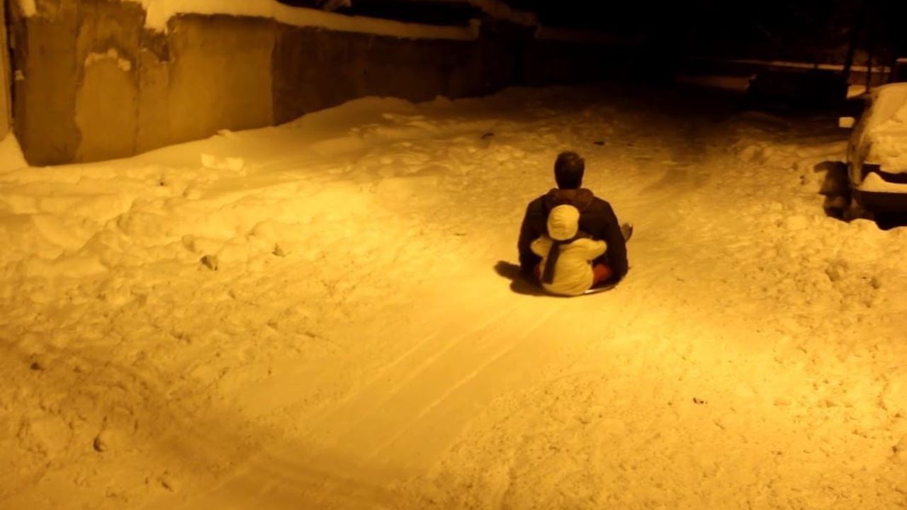 Sivas Zara'da 30 santimetrelik kar mahalleliyi sokağa çıkardı: Çocuklar ve yetişkinler kayarak eğlendi