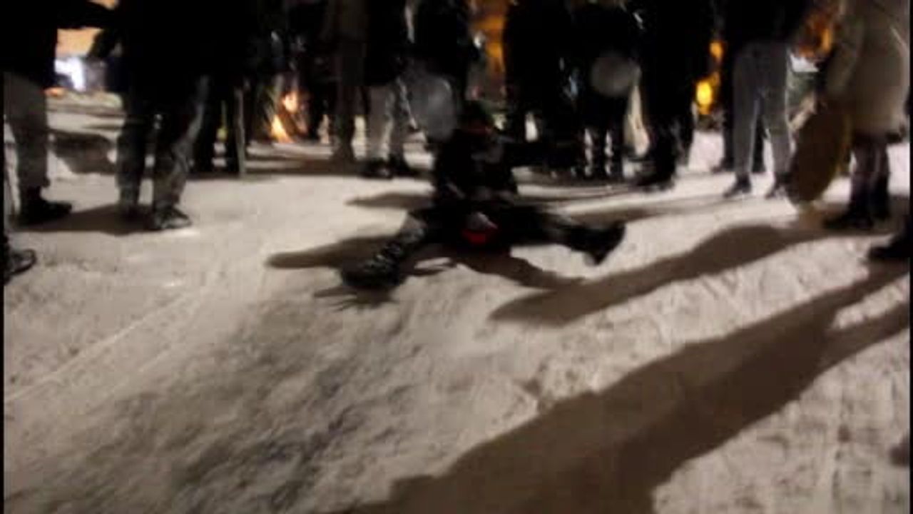 Sivas Zara'da Mahalle Sokağa Çıktı: 30 Santimetre Karda Komşular Kaydı ve Ateşte Isındı