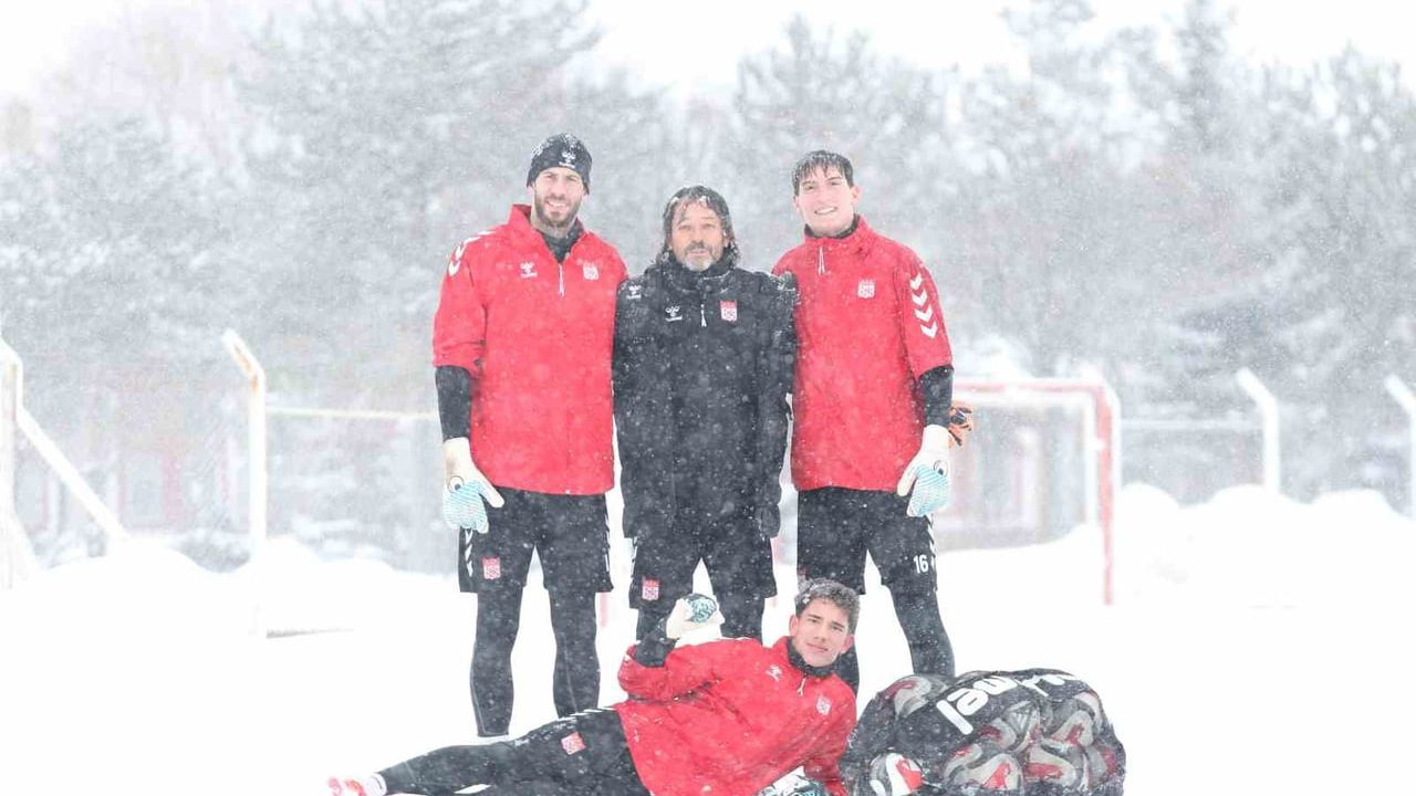 Sivasspor, Amed maçının hazırlıklarını kar altında sürdürdü