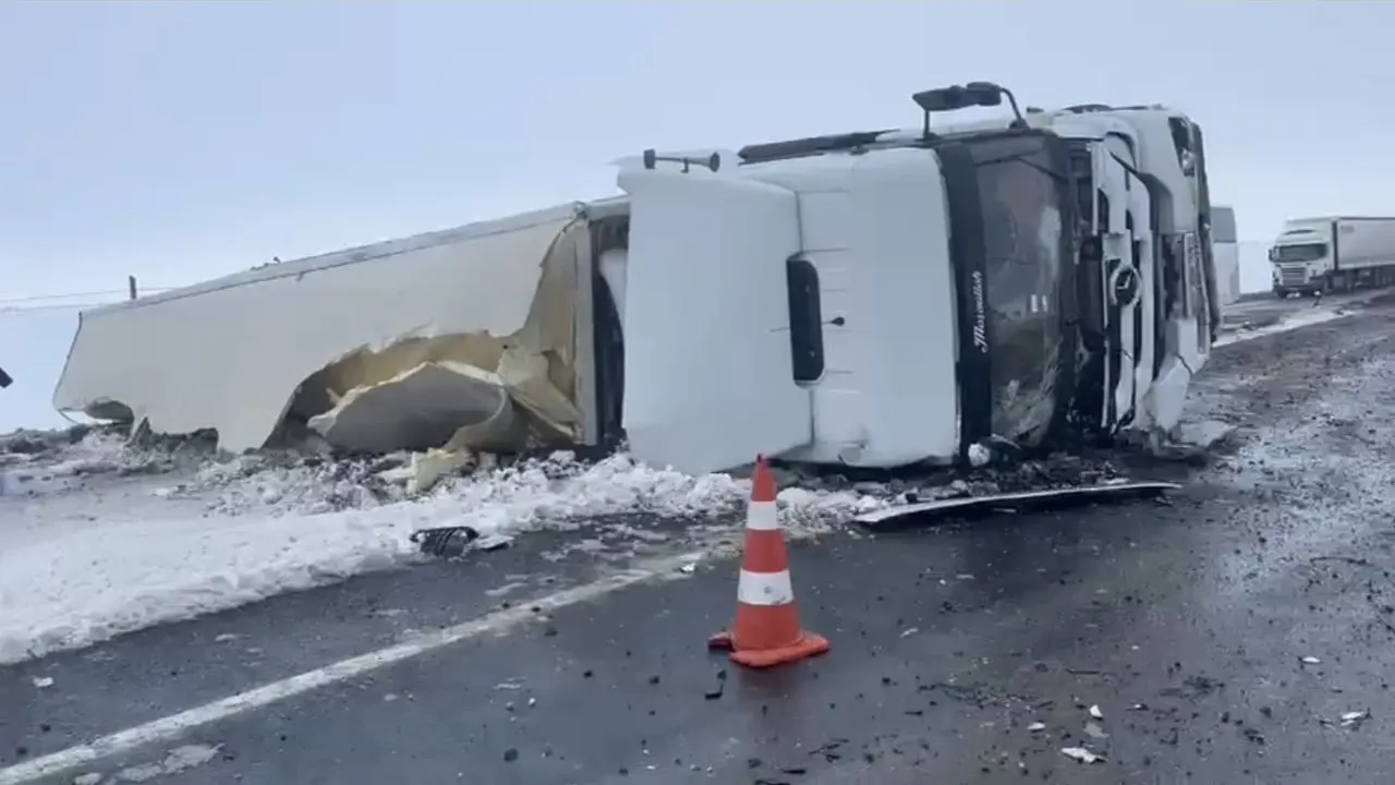 Siverek-Şanlıurfa kara yolunda tır devrildi; ulaşım tek şeritten kontrollü sağlanıyor