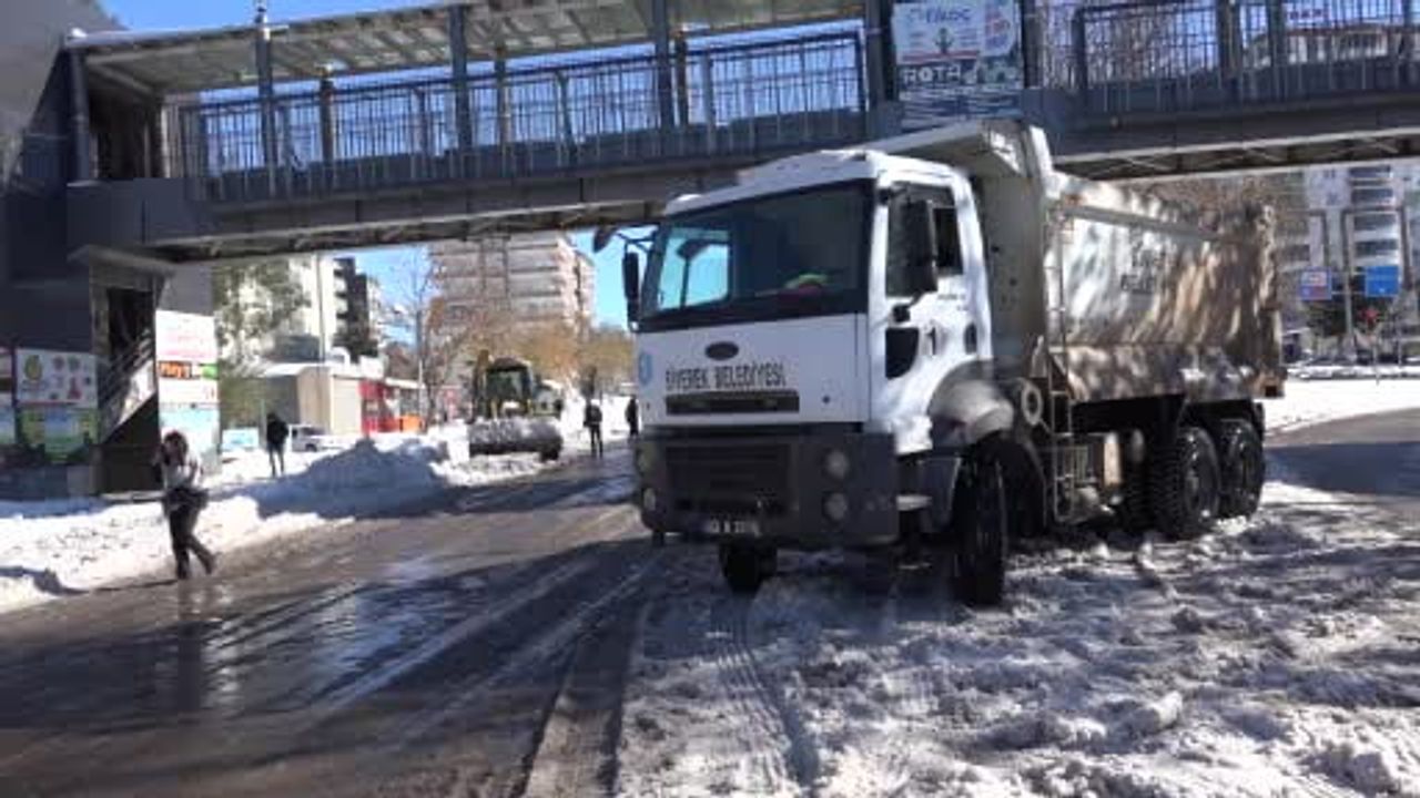 Siverek'te kar temizliği: Biriken kar kütleleri kamyonlarla şehir dışına taşınıyor