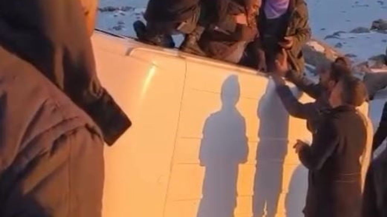 Siverek’te kar ve buzlanma yolcu minibüsünü devirdi; vatandaşlar yaklaşık 10 yolcuyu kurtardı