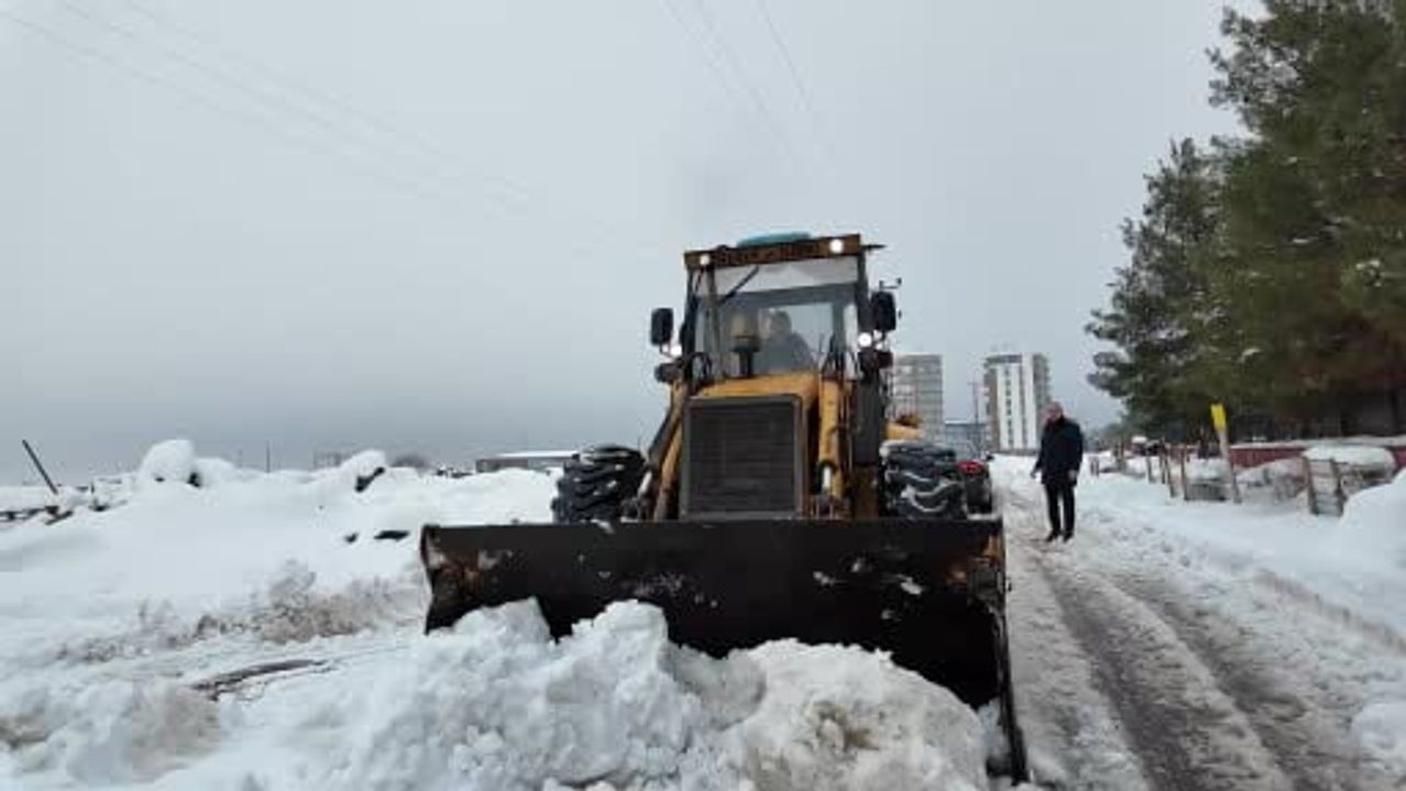 Siverek'te karla kapanan kırsal mahalledeki diyaliz hastası belediye ekipleri tarafından hastaneye ulaştırıldı