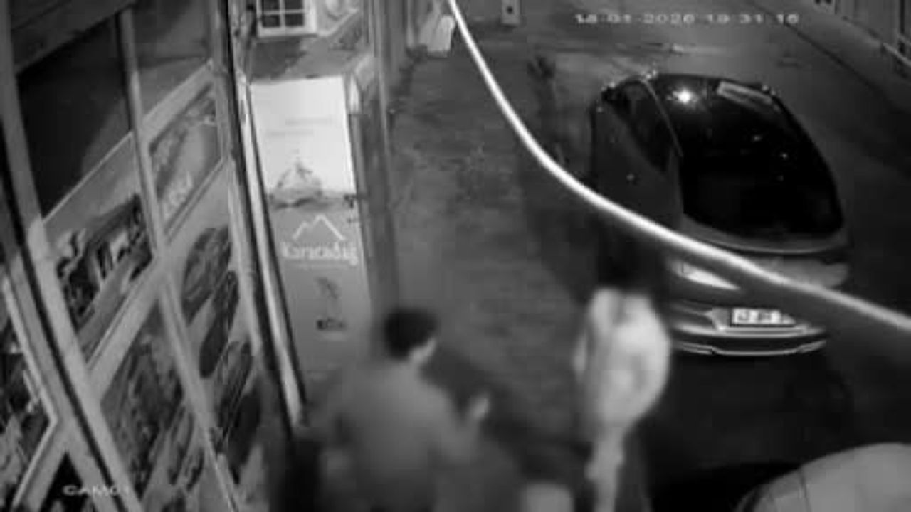 Siverek'te şakalaşma sırasında cam kırıldı; genç iş yerinin içine düştü