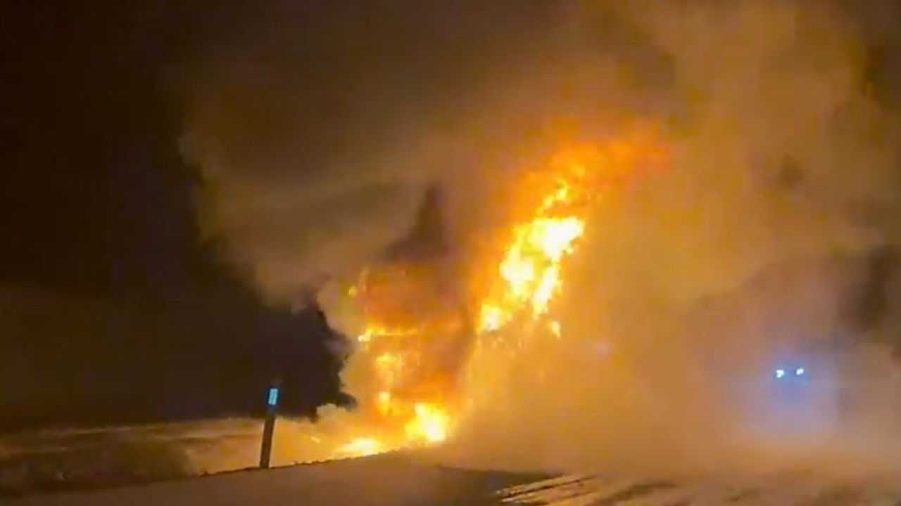 Siverek'te Seyir Halindeki Tır Alev Aldı; Sürücü Son Anda Kurtuldu