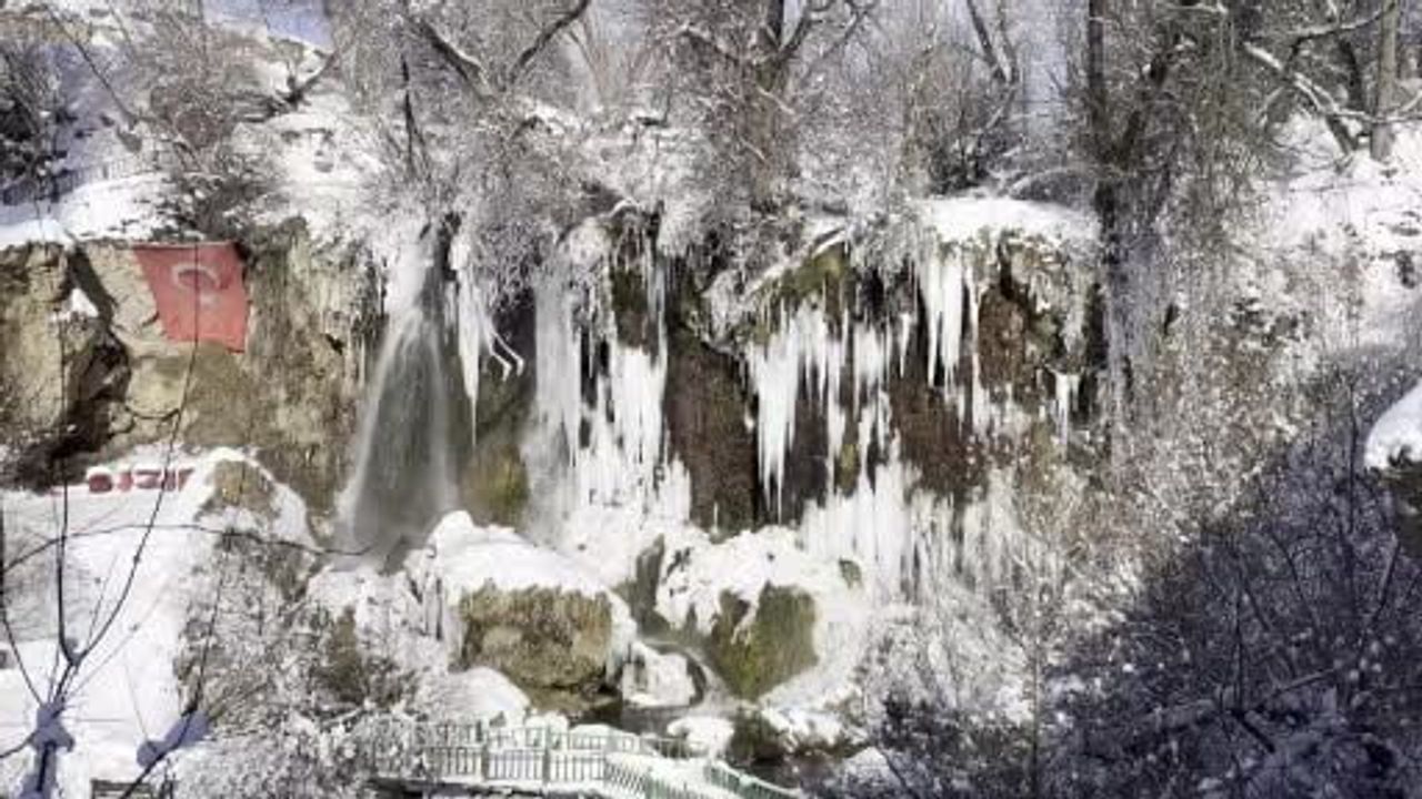 Sızır Şelalesi dondu: Sivas’ta eksi 21 derece ve 3 metreyi bulan buz sarkıtları