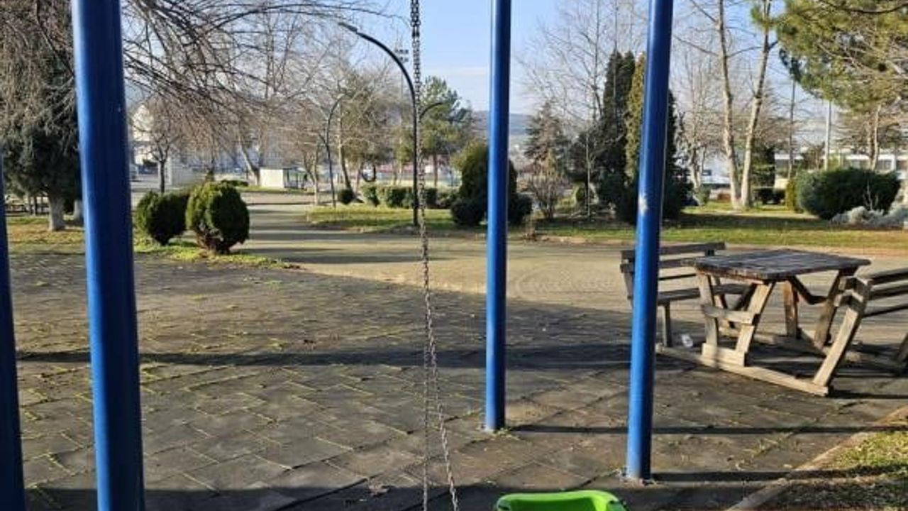 Söğüt'te belediyeye ait park ve dinlenme alanlarındaki banklara zarar verildi
