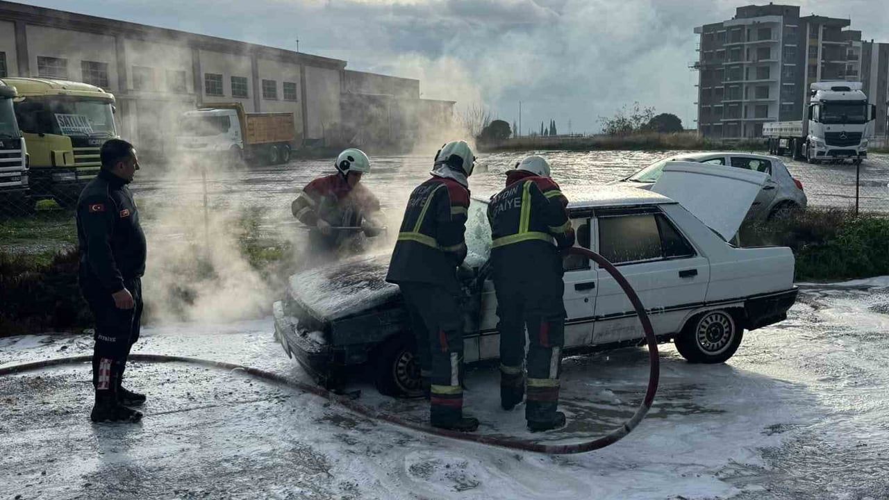 Söke-Aydın Karayolu'nda otomobil alev aldı; sürücü yaralanmadı