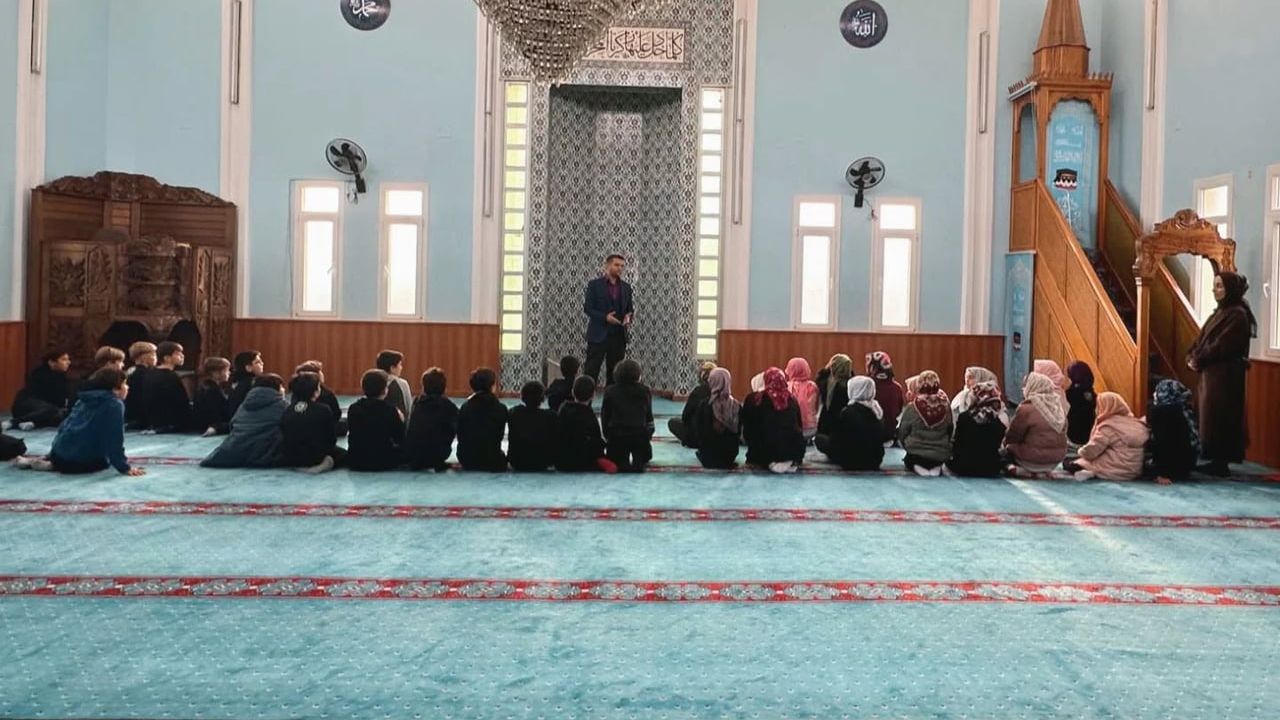 Söke'de 'Şehirlerin Kalbi Camilerimiz' Ziyareti: Behiye Hanım Ortaokulu Hacı Ahmet Özbaş Camii'ni İnceledi