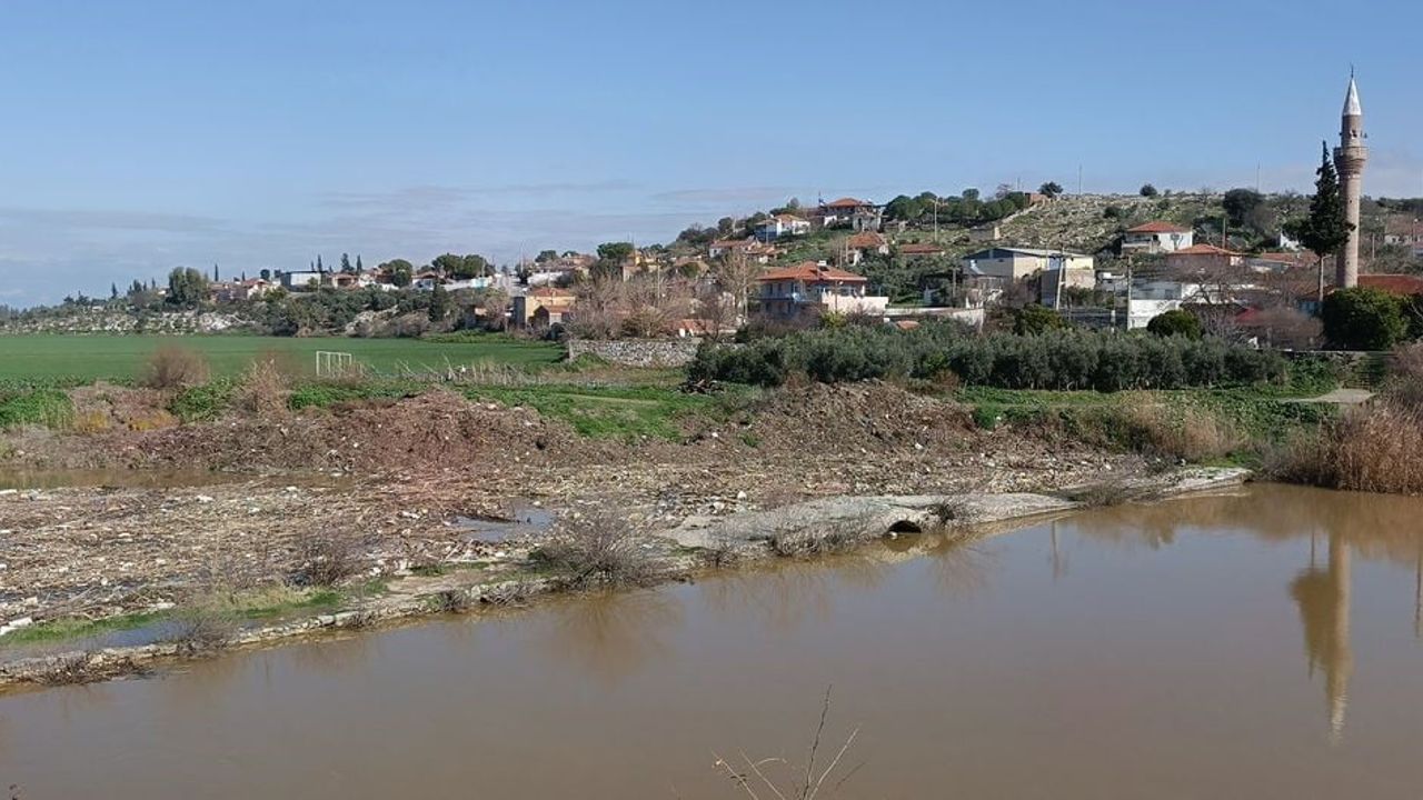 Söke’de Tarihi Taşköprü arkasında biriken plastikler köprüye ve denize tehdit oluşturuyor; EKODOSD Başkanı Sürücü yüzer bariyer çağrısı