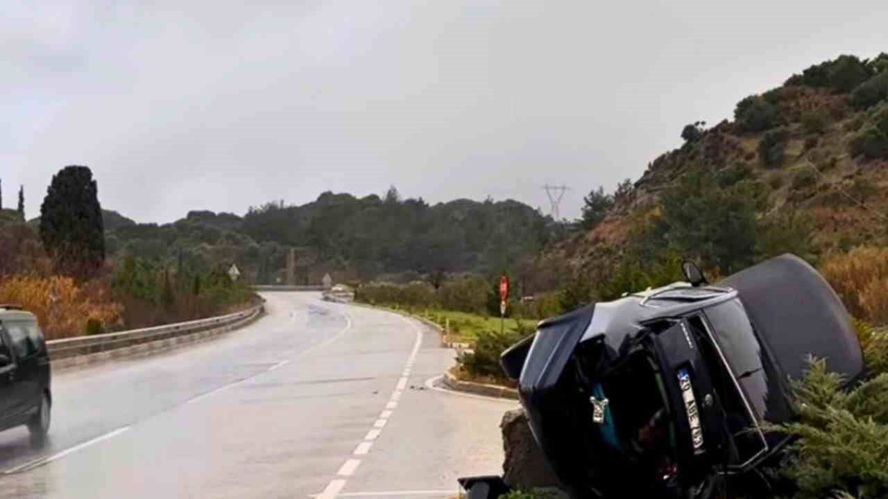 Söke-Kuşadası Çevre Yolu'nda refüje devrilen otomobil: 2 yaralı