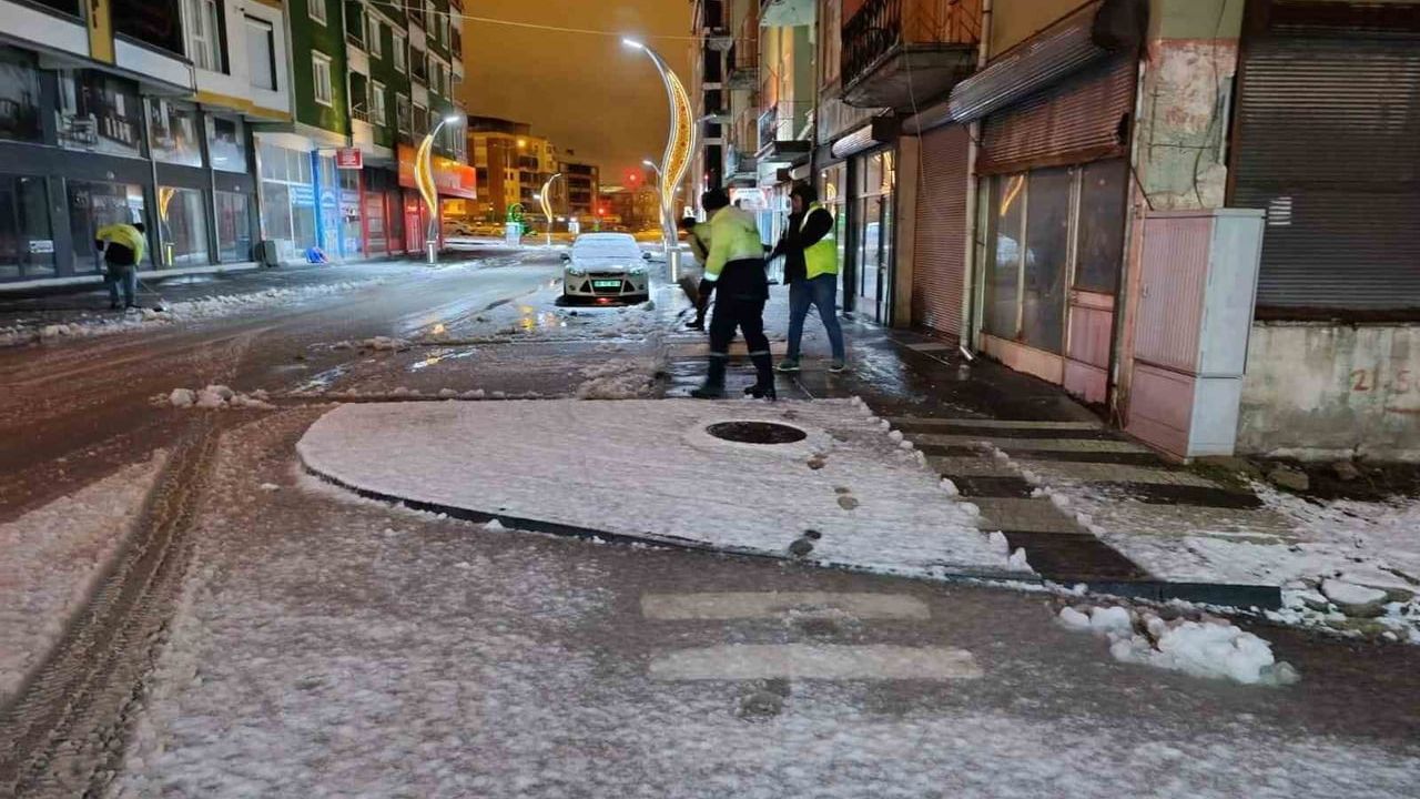 Sorgun Belediyesi karla mücadele ekipleri sahada