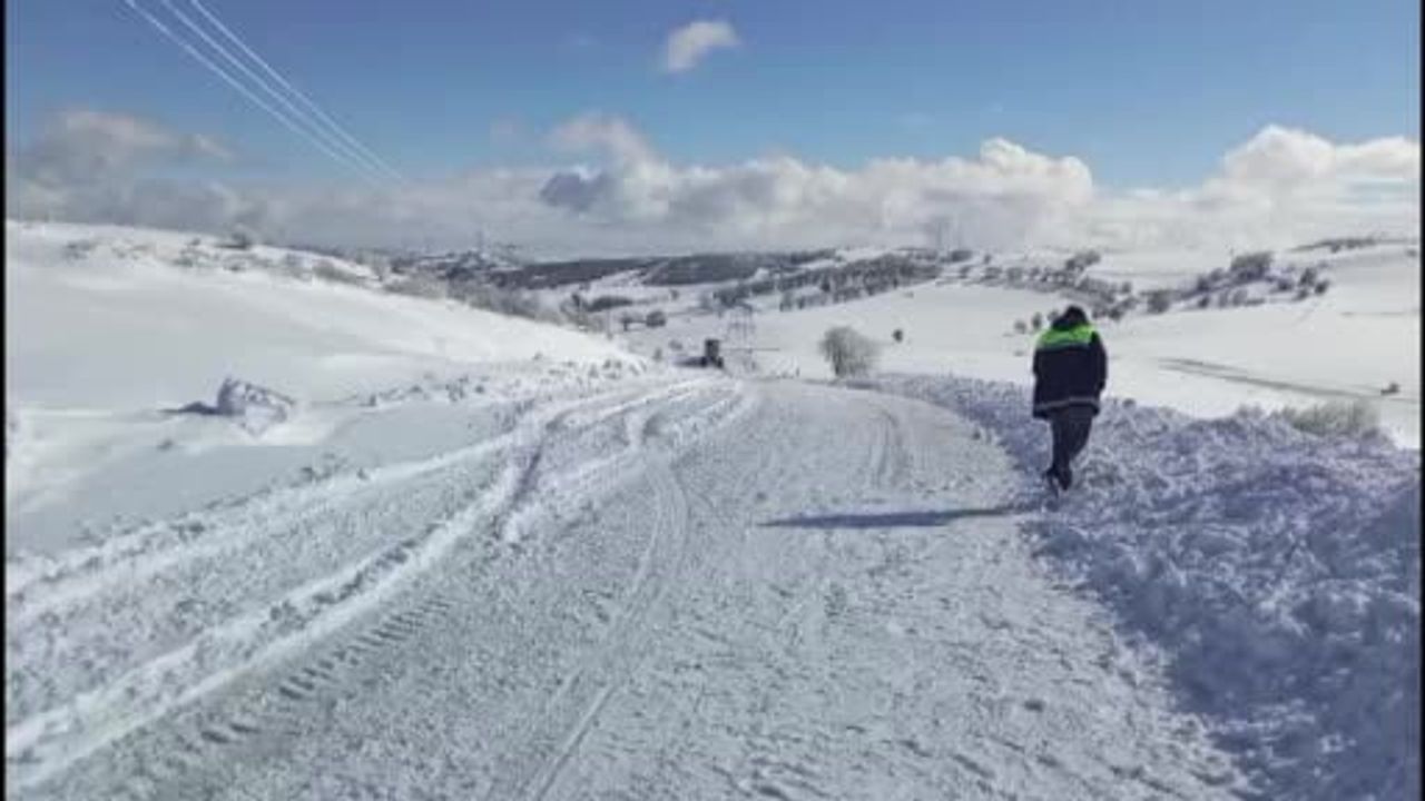 Sorgun'da İl Özel İdaresi kar temizleme çalışmalarını aralıksız sürdürüyor