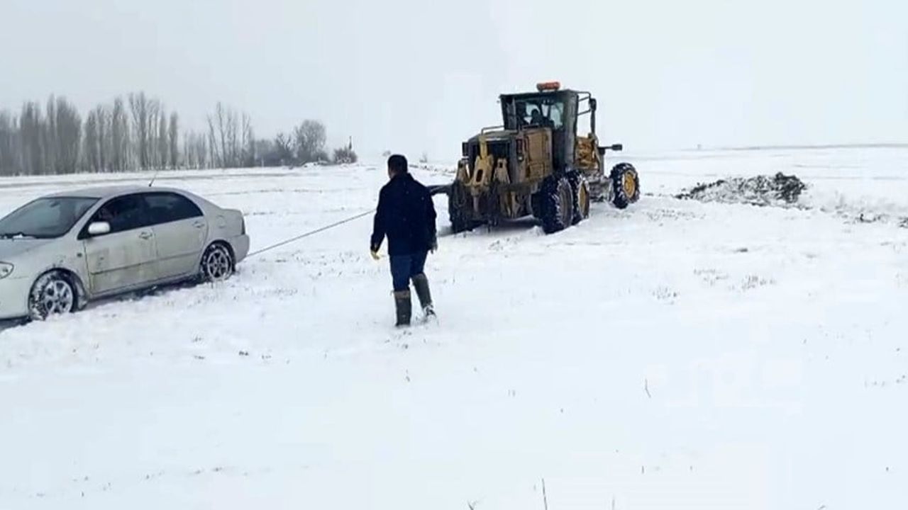 Sorgun'da kar nedeniyle mahsur kalan araç İl Özel İdaresi ekiplerince kurtarıldı