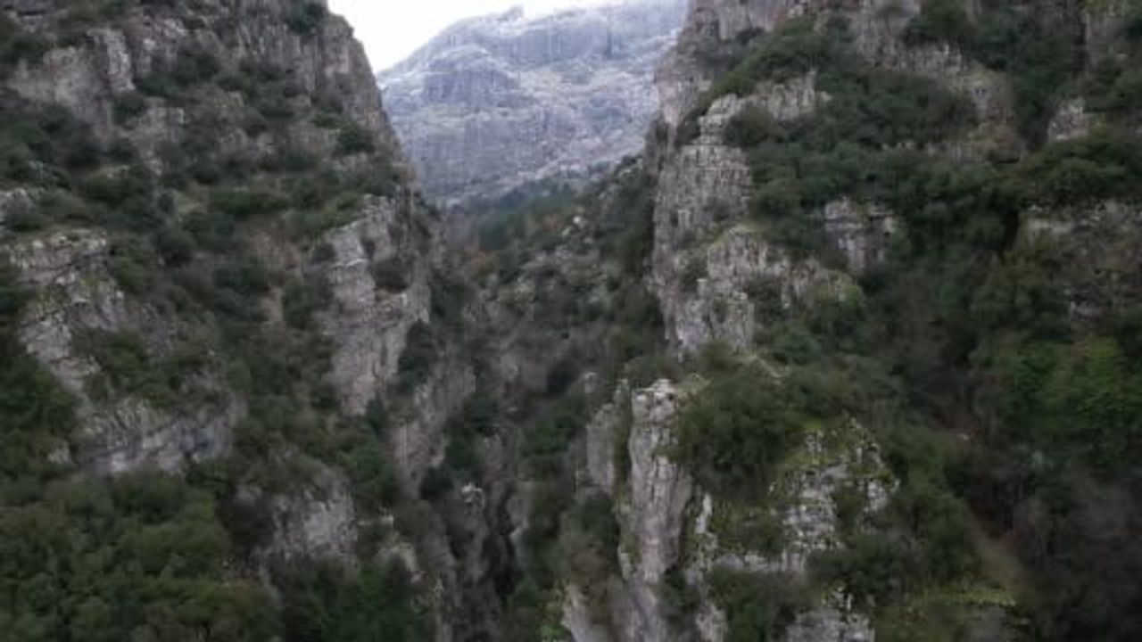 Spil Dağı Milli Parkı kar yerine kırağı ve buzlanmayla beyaza büründü