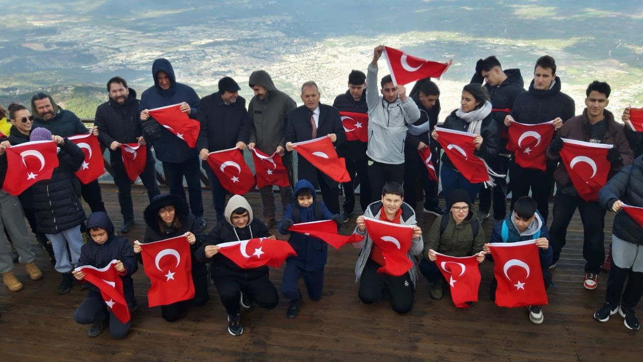 Spil Doğa Ligi Kampı'nda Öğrenciler Spil Dağı Zirvesinde Türk Bayrağı Açtı