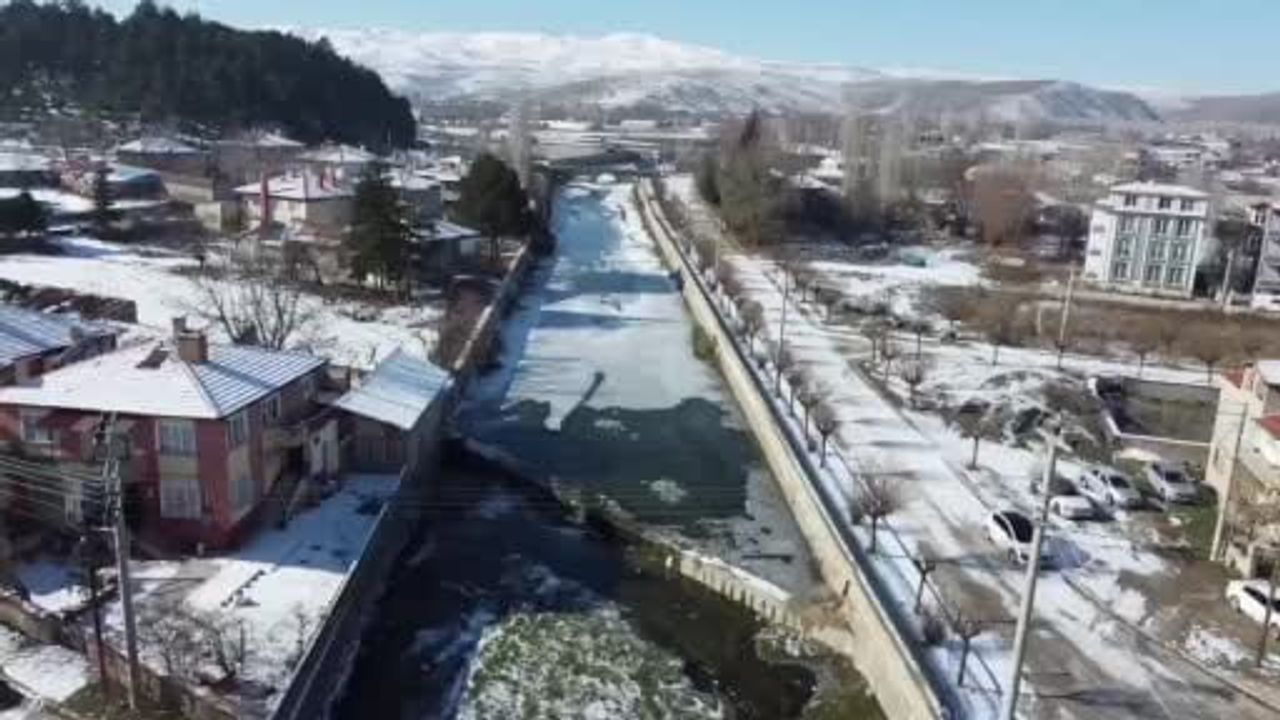 Şuhut’ta Gali Çayı Buz Tuttu: Gece Sıcaklığı Eksi 15 Dereceye Düştü