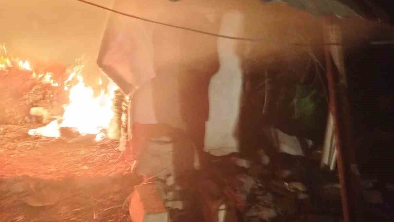 Şuhut'ta kursun odunluk deposunda yangın: İtfaiye yaklaşık yarım saatte kontrol sağladı