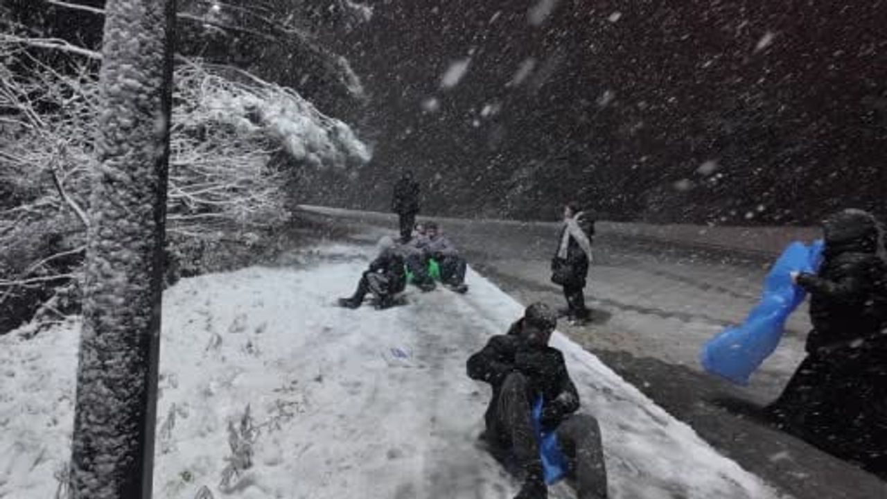 Sultanbeyli Aydos Ormanı'nda Yarıyıl Tatilinde Çocukların Kar Keyfi
