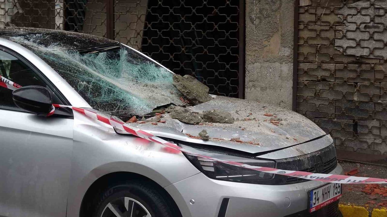 Sultanbeyli’de balkon çöktü: Park halindeki 2 araçta maddi hasar