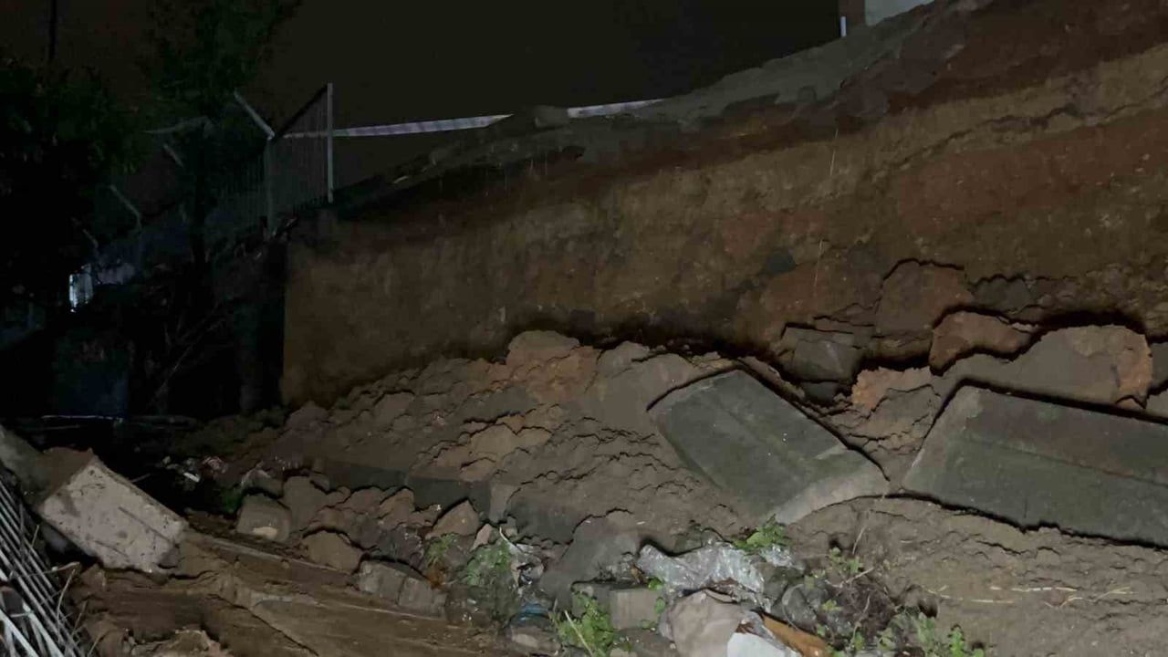 Sultanbeyli'de istinat duvarı çöktü: Park halindeki araca hasar, toprak kayması riski