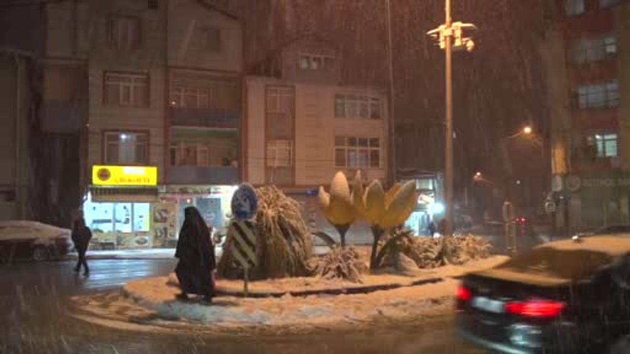 Sultanbeyli'de kar yağışı etkili oluyor