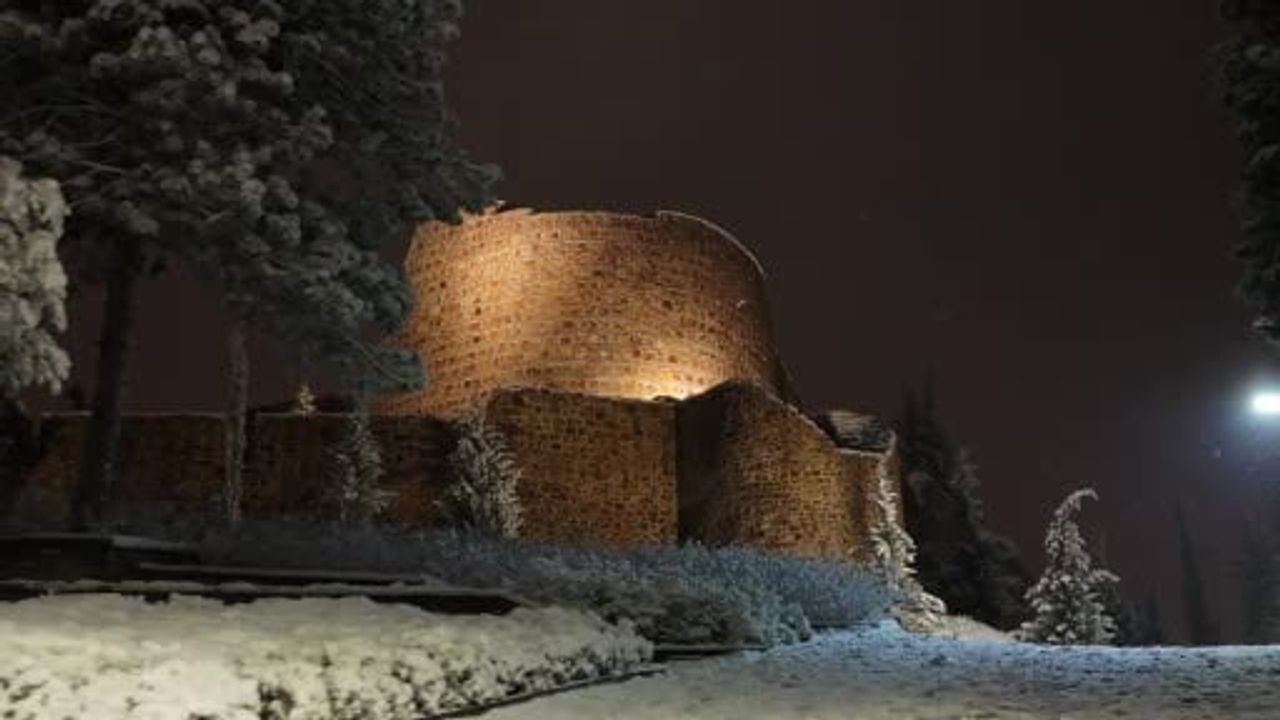 Sultanbeyli'de karla kaplanan Aydos Kalesi: Havadan görüntülerle kış manzarası