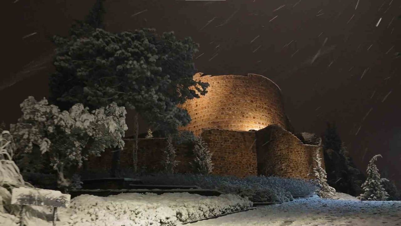 Sultanbeyli'de karla kaplanan Aydos Kalesi ve Aydos Ormanı beyaza büründü