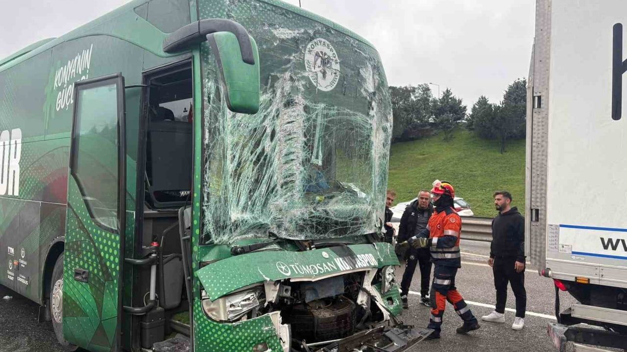 Sultanbeyli'de Konyaspor U-19 takımını taşıyan otobüs kamyona çarptı: 3 kişi hafif yaralandı