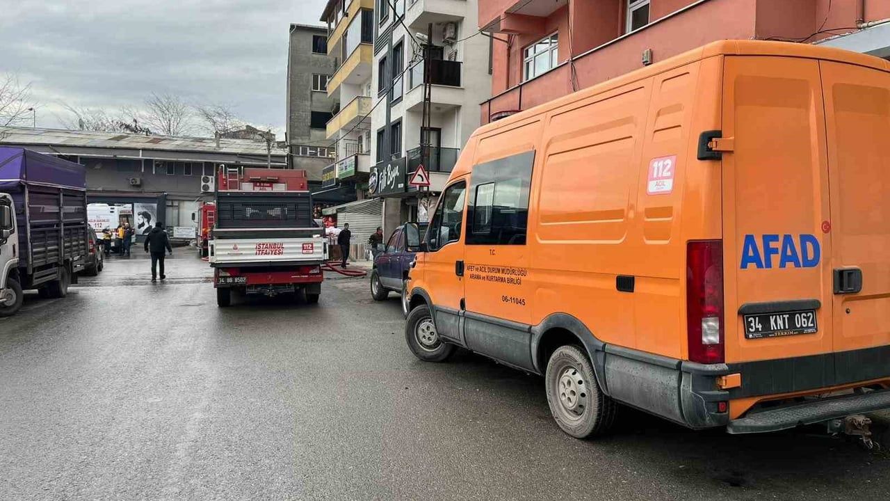 Sultanbeyli'de plastik imalathanesinde yangın: İş yerinde büyük maddi hasar, can kaybı yok