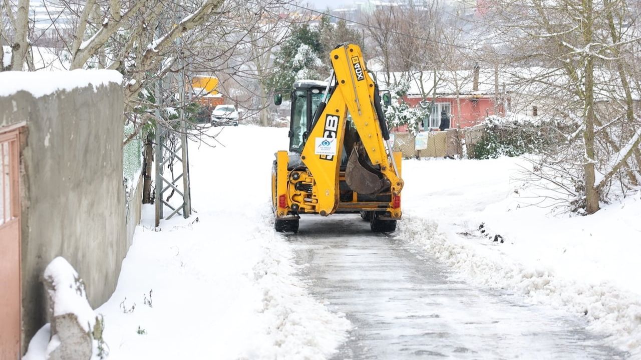 Sultangazi Belediyesi karla mücadeleyi 220 personel ve 55 iş makinesiyle sürdürüyor