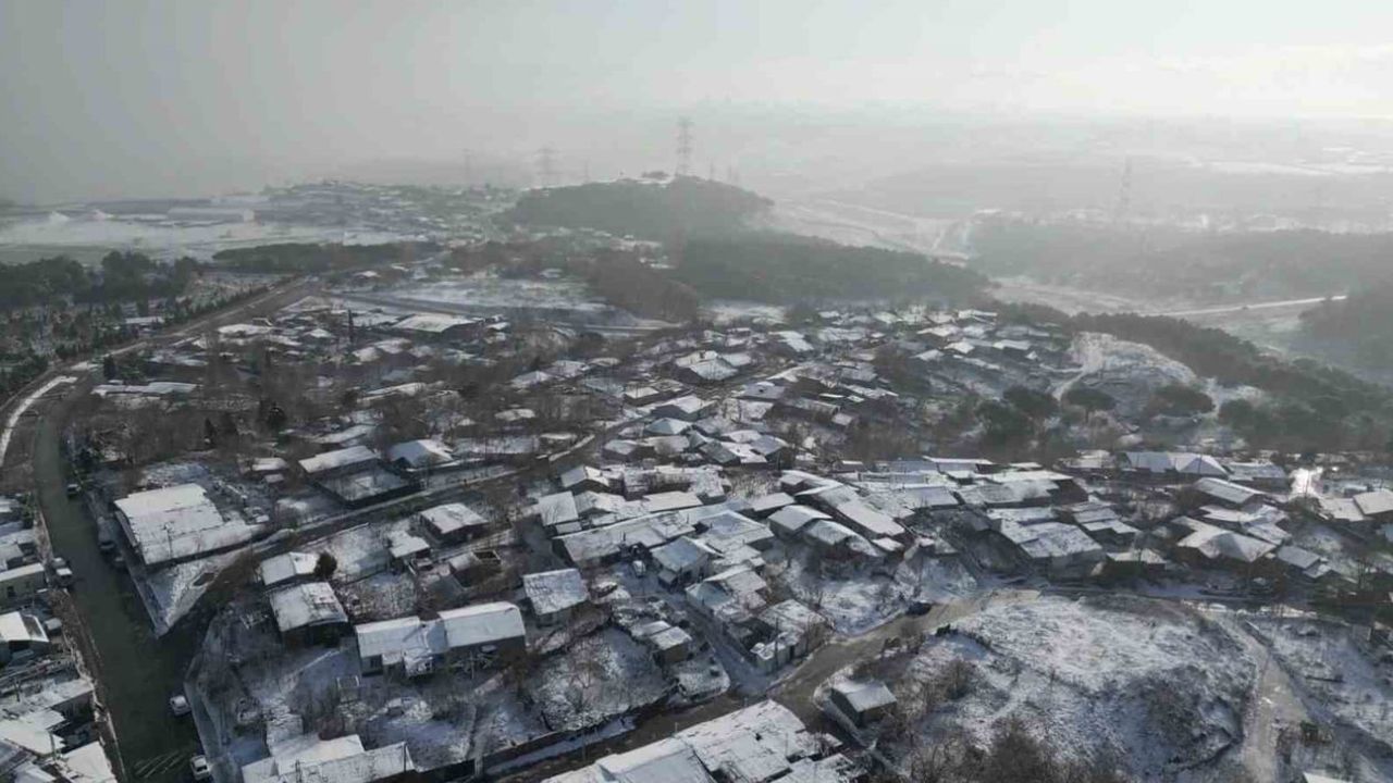 Sultangazi beyaza büründü: Kar yağışı aralıklarla sürüyor