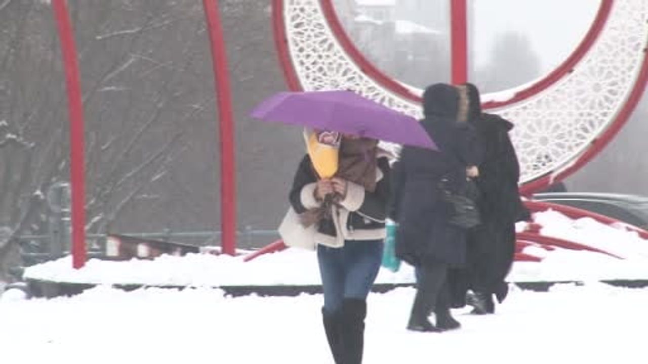 Sultangazi'de çocuklar kardan adam yaparak karın tadını çıkardı