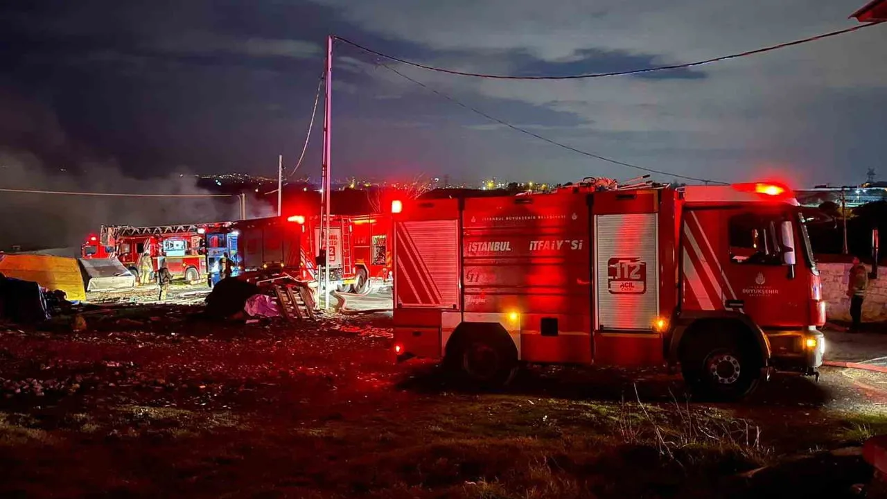 Sultangazi'de iki iş yerinde yangın: halı yıkama ve marangoz atölyesi zarar gördü