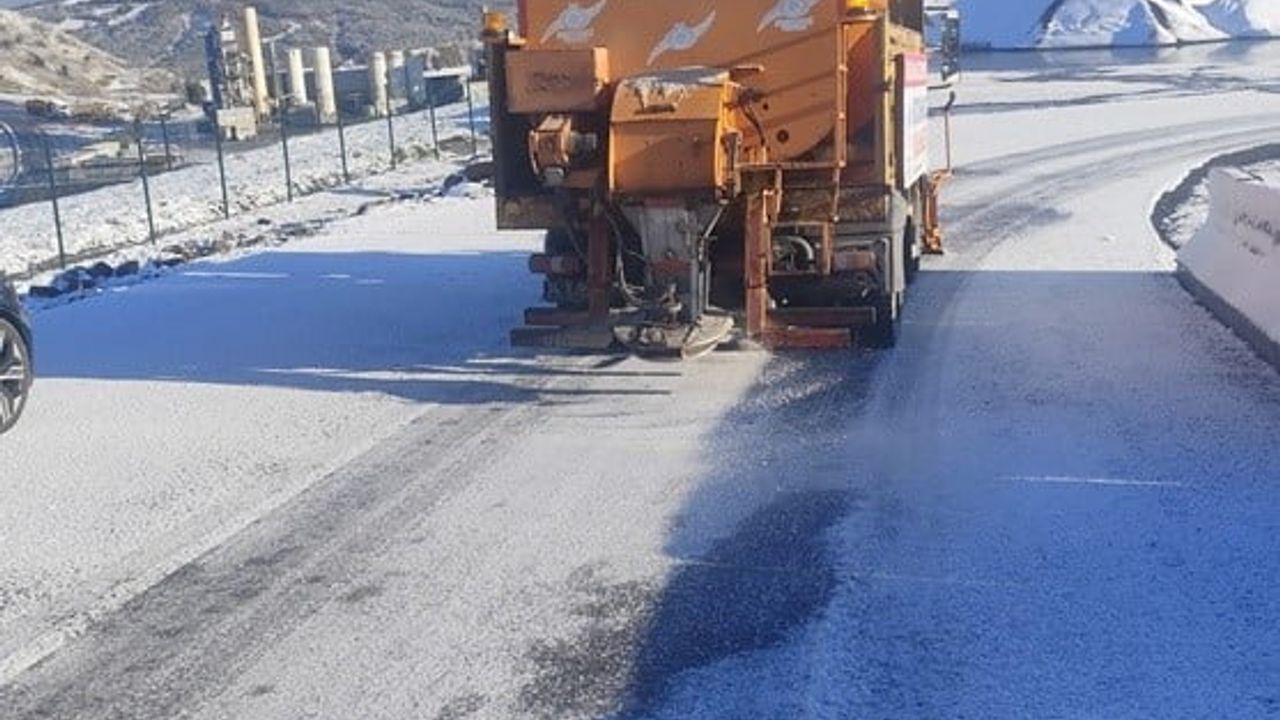 Sultangazi’de kar alarmı: Belediye 220 personel ve 51 araçla 7/24 sahada