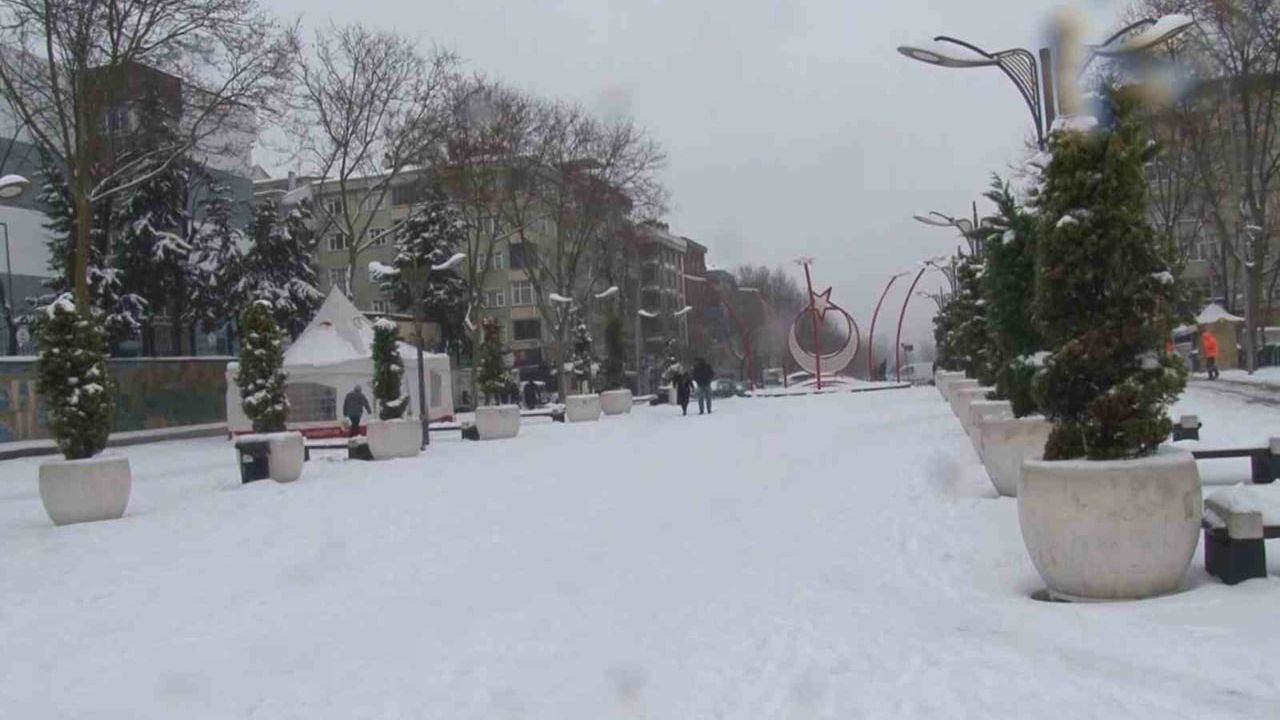 Sultangazi'de kar sevinci: Sultançiftliği'nde çocuklar kardan adam yaptı