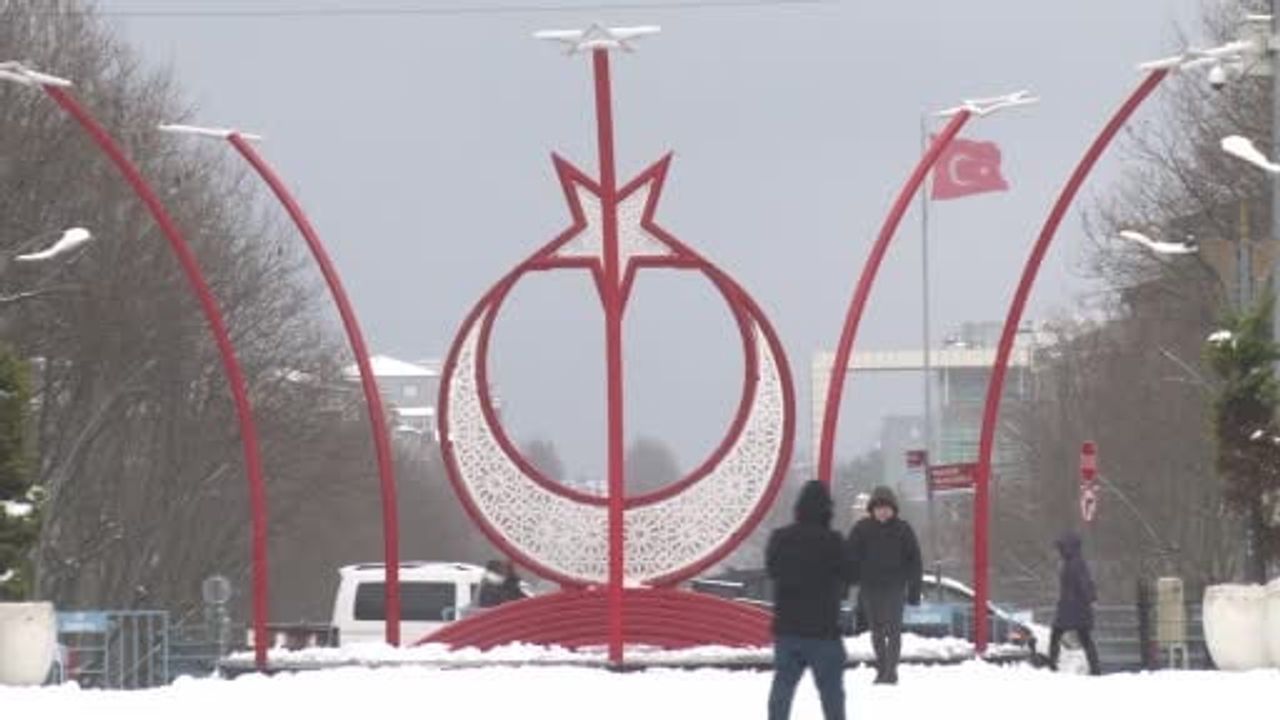 Sultangazi'de kar yağışı aralıklarla sürüyor