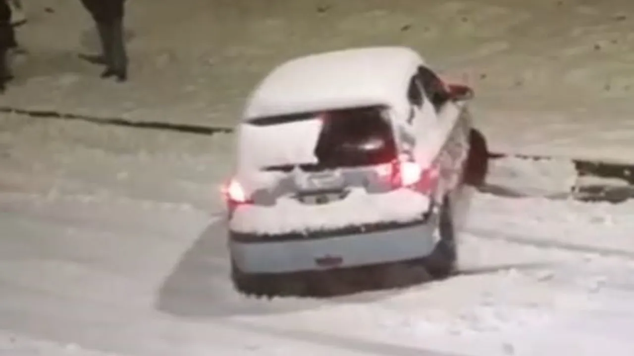 Sultangazi’de kar yağışı caddeleri buz pistine çevirdi, kazalar yaşandı