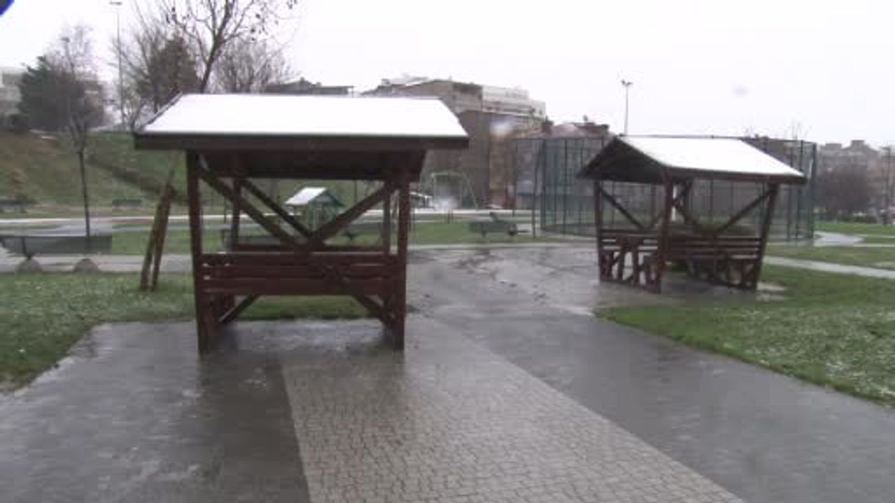 Sultangazi'de kar yağışı: Okullar tatil edildi, çocuklar sokakta oynadı