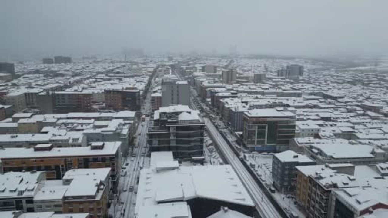 Sultangazi kar yağışıyla beyaza büründü — Dron görüntüleri çatı ve sokaklardaki kar örtüsünü gösteriyor