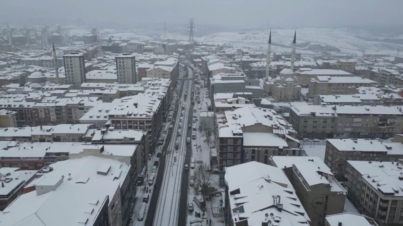 Sultangazi'yi beyaza çeviren kar yağışı havadan görüntülendi