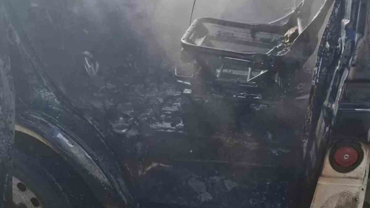 Suluova'da Park Halindeki Kamyonet Yandı: 05 DA 628 Kullanılamaz Hale Geldi