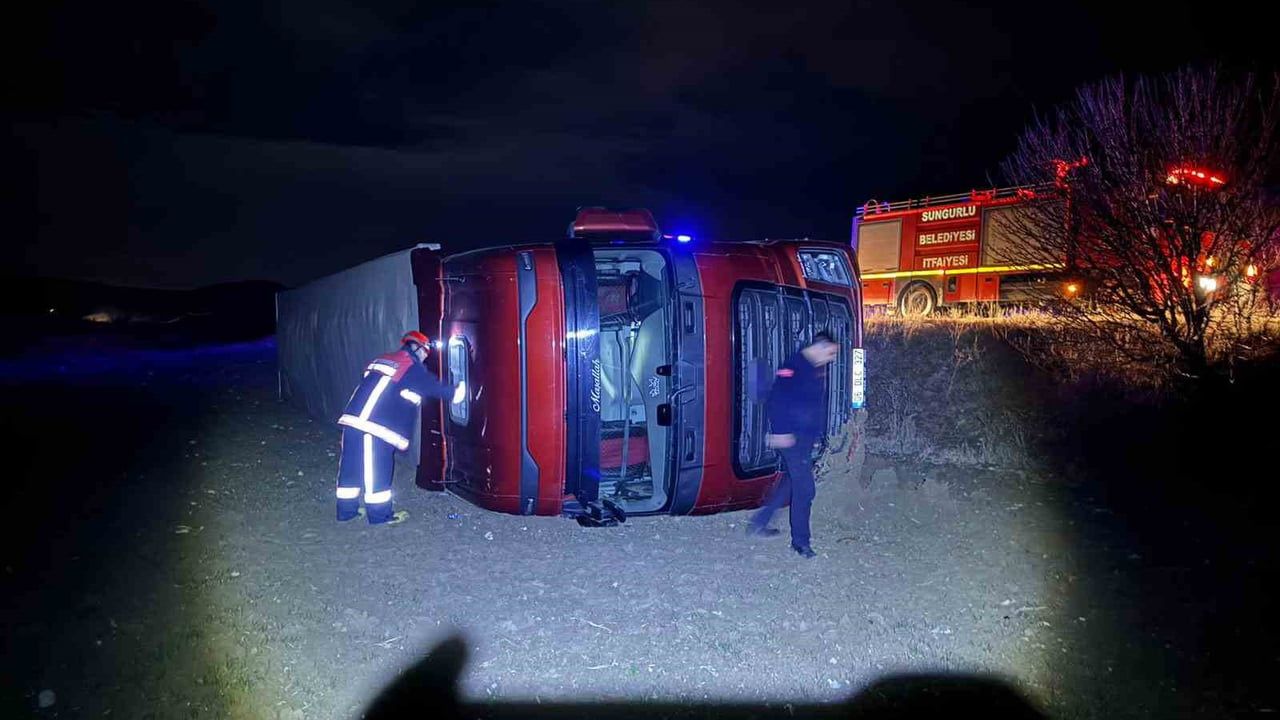 Sungurlu-Alaca yolunda tır şarampole devrildi: Sürücü yaralandı