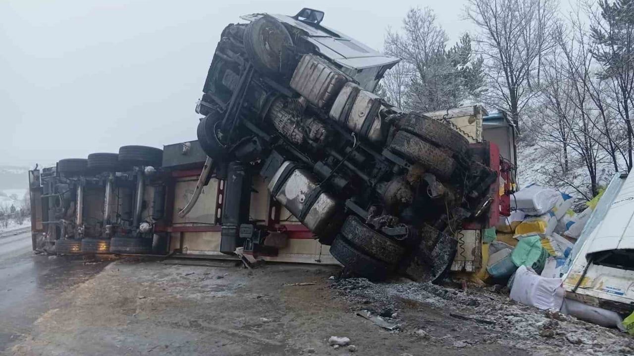 Sungurlu'da buzlanma nedeniyle tır devrildi: Sürücü yaralandı